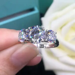 草石炫目4爪圆钻石切割3主白色宝石锆石独特合成周年派对镀银戒指