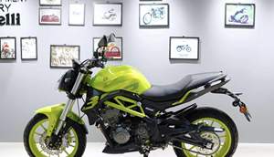 Motocicleta de Calle Benelli BN302S de 300cc y 4 Tiempos - Potencia Suave de Dos Cilindros para Conductores Intermedios - Product Image 5