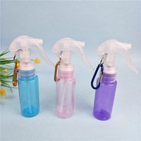 Bouteille pulvérisateur à gâchette en plastique avec logo personnalisé OEM, mousqueton métallique détachable, conteneur portable pour liquide de nettoyage de voyage