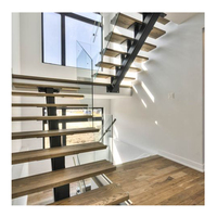 Escalier droit moderne intérieur personnalisé en acier métallique avec marches en marbre pour garde-corps en verre, villa, hall