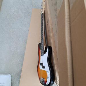 PB introduzione del basso elettrico principiante <span class=keywords><strong>rock</strong></span> and <span class=keywords><strong>roll</strong></span> che suona il basso elettrico a quattro corde
