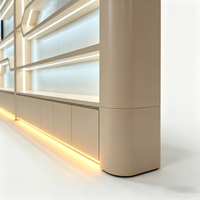 Mur de présentation de luxe moderne pour les produits de beauté |   Étagères courbes sur mesure et éclairage LED |   Intérieur d'un magasin de cosmétiques haut de gamme