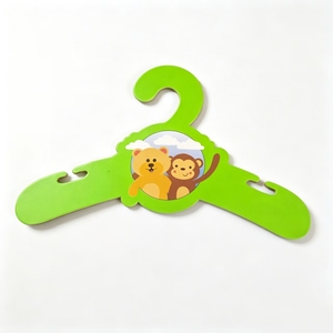Appendiabiti in Cartone Verde Personalizzato con Stampa Cartoon, Pratico e Carino, Espositore per Abbigliamento Bambini - Product Image 1