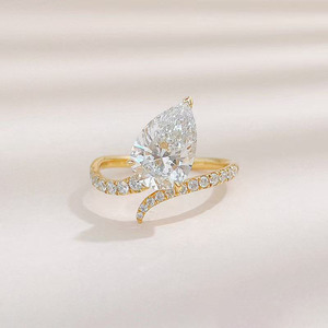 Elegante Anello di Fidanzamento con Diamante Coltivato in Laboratorio 18K, Taglio a Goccia, Grande Caratura, con Croce e Pietre Laterali Certificato IGI 0.224ct - Product Image 1