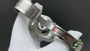 นาฬิกาดีไซน์เนอร์คุณภาพสูง แฟชั่นทันสมัย ตัวเรือนสีเขียวเข้ม สายโลหะสแตนเลส กระจกแซฟไฟร์ กันน้ำได้ 20 เมตร - Product Image 6