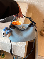 Sac à main hobo pour femme en jean et cuir PU avec fermoir rotatif, petit sac à bandoulière à poignée supérieure avec breloque poupée pour usage quotidien