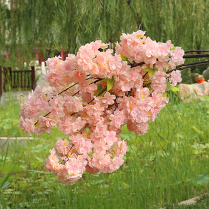 Grande Arche Artificielle de Fleurs de Cerisier Japonais Sakura pour Centre de Table de Mariage - Product Image 1