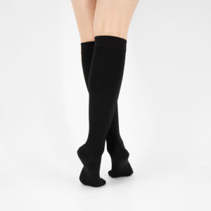 Op maat gemaakte kniehoge compressiekousen voor de behandeling van spataderen en vermoeidheidsverlichting voor voetbalziekenhuizen in het herfstseizoen - Product Image 6