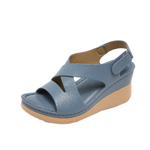 Sandales compensées noires élégantes à bout ouvert en similicuir respirant à talon moyen pour femme – Idéales pour l'été – Livraison directe - Product Image 2