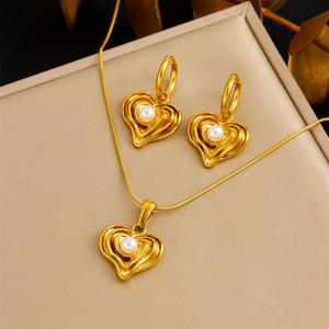 Conjunto de Aretes y Collar de Acero Inoxidable Chapado en Oro Vintage con Forma de Corazón, Turquesa Azul y Perlas para Boda, Compromiso o Fiesta - Product Image 1