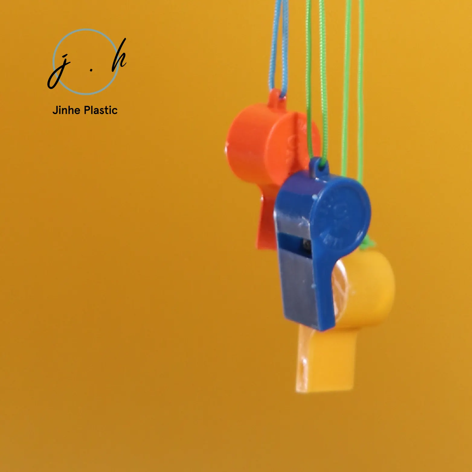 Silbato colorido decorativo con estampado de fútbol al por mayor, silbato de plástico para porristas, silbato de natación para juego