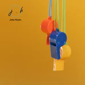 Sifflet coloré de décoration imprimée de football en gros Sifflet de pom-pom girl Sifflet de natation en plastique pour jeu
