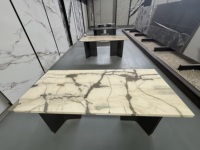 Table à manger rectangulaire moderne en marbre beige avec pieds en métal, plateau imperméable et écologique pour les salles à manger d'hôtels et de villas