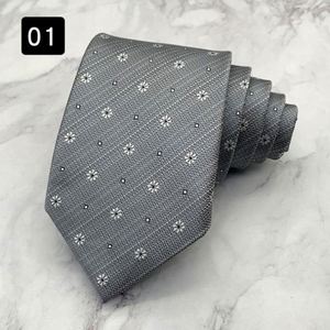 Corbata de poliéster con estampado floral pequeño verde fresco y logo para hombre, ideal para trajes formales o casuales de negocios. - Product Image 6