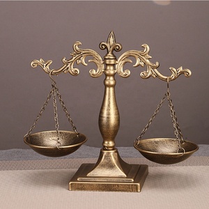 Elegante Balanza Decorativa de Hierro Dorado para el Hogar y la Oficina, Balanza de la Justicia Vintage para Abogados, Jueces, Maestros y Coleccionistas - Product Image 2