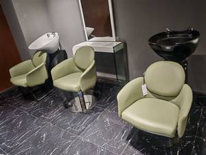 Fauteuil de salon en cuir DM Hair Chair avec grand siège et accoudoirs modernes, idéal pour les salons de coiffure professionnels. - Product Image 4