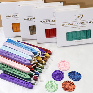 Kit de sceau de cire pour mariage, ensemble de 10 bâtonnets de cire en boîte avec cire intégrée aux motifs Iris et Flèche - Product Image 1