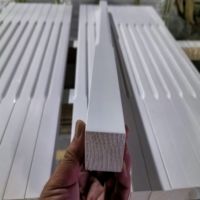 Balustres et broches d'escalier en bois de pin massif de haute qualité pour les intérieurs d'accueil pour les hôtels