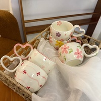 Tasse à café en céramique de conception de forme d'amour tasse de couple à usage quotidien exquis de grande valeur pour le cadeau de la Saint-Valentin Ins Style