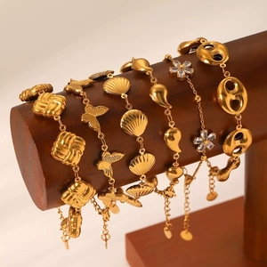 Pulsera <span class=keywords><strong>de</strong></span> Acero Inoxidable con Cierre <span class=keywords><strong>de</strong></span> Mariposa Cuadrada, Gota <span class=keywords><strong>de</strong></span> Agua, Zirconia, Flor y <span class=keywords><strong>Nariz</strong></span> <span class=keywords><strong>de</strong></span> Cerdo, Bañada en Oro <span class=keywords><strong>de</strong></span> 18K - Product Image 1
