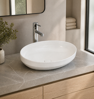 Lavabo ovale moderne en céramique avec robinet à levier, fixation sans perçage, finition lisse pour salle de bain d'hôtel