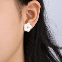 Exquisitos Pendientes Pequeños de Acero Inoxidable con PVD Dorado y Diseño Floral, de Alta Calidad, con Engaste de Garra y Concha Blanca, Pendientes de Flor de Moda