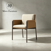 Chaise de salle à manger et de réception moderne italienne avec structure en acier inoxydable et coussin en cuir
