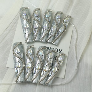 Faux ongles à presser faits main, longs, en acrylique de luxe, forme cercueil, argentés, entièrement recouvrants, avec strass étoiles, prix usine en gros - Product Image 1