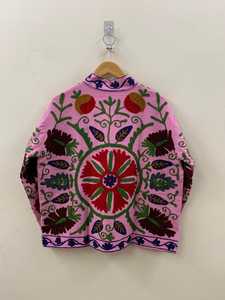 Chaqueta de terciopelo rosa Suzani bordada a mano, estilo bomber con cuello, abrigo moderno estilo hippie de los años 70, regalo para ella, India - Product Image 4