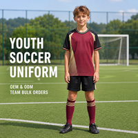 Ensemble maillot et short de football personnalisé respirant pour jeunes, avec empiècements contrastants, idéal pour les matchs de tournois en extérieur