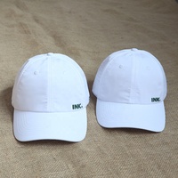 Vente en gros directe de casquettes de golf blanches pour femmes, à logo personnalisé imprimé, à visière incurvée, 6 panneaux, non structurées, avec trous découpés au laser