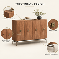 Buffet à quatre portes WYRAX en bois grainé avec poignées carrées en laiton et base métallique surélevée pour le rangement dans les salles à manger d'hôtel