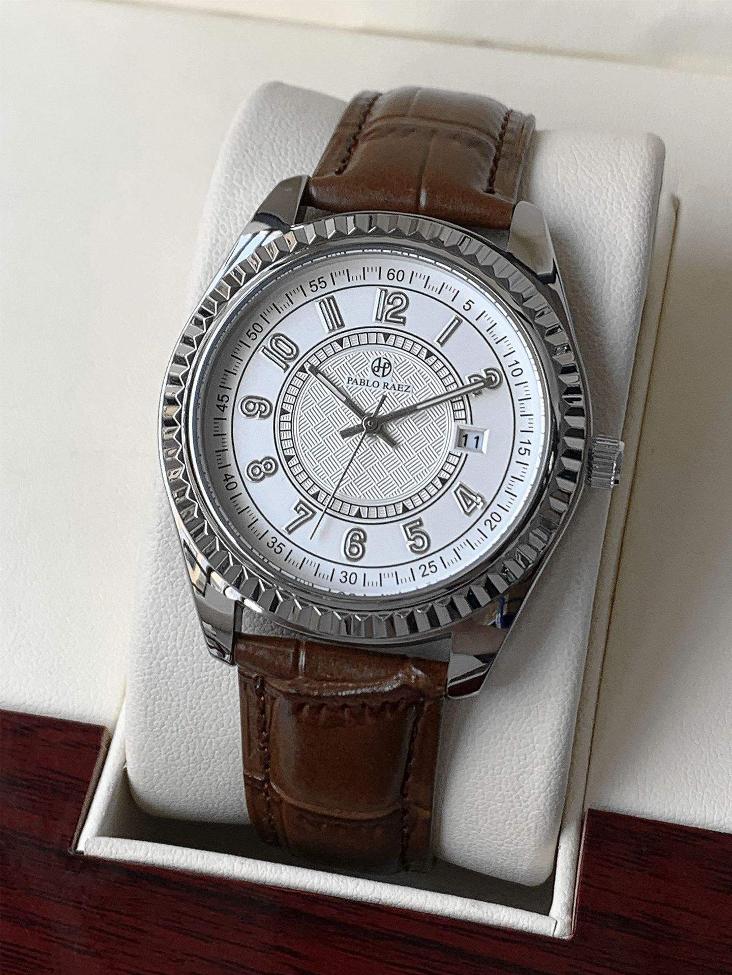 สีน้ำตาลและสีขาว