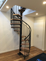 Escalier en colimaçon Prima avec marche en bois Escalier en arc Intérieur Extérieur Marches d'escalier en acier Escalier en colimaçon en métal