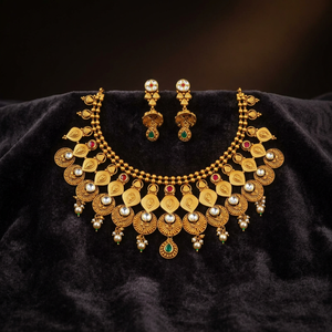 Parures de bijoux indiens élégants et vintage en or de style religieux de la marque Aaradhya (collier et boucles d'oreilles) - Collections tendance - Product Image 5