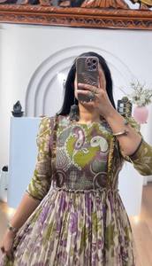 Robe Kalamkari la plus vendue pour femmes, vêtement traditionnel pour les événements, les programmes culturels et les tenues de fête, disponible au meilleur prix - Product Image 5