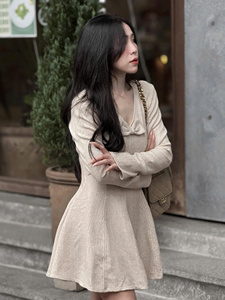 Vestido de Lana Color Nude de Alta Calidad OEM con Escote Corazón y Lazo Elástico, Escote Pronunciado de Pana, Manga Acampanada, Estilo Coreano - Product Image 4