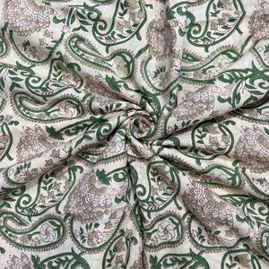 Tissu en coton imprimé à la main - Motif floral Paisley vert sauge et blanc cassé, tissu en coton imprimé à la main de Jaipur - Product Image 1