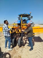 Machine de plantation de semis d'arbres mécanisée à grande échelle, entraînée par un tracteur, intégrant le creusement de fossés, la plantation et l'insertion de piquets de soutien