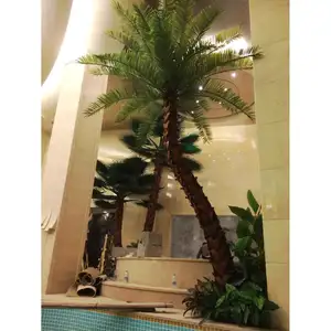 人造美丽的高大的假棕榈树植物，装饰种植人造棕榈树