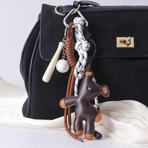 Porte-clés de voiture et pendentif de sac en cuir d'animal durable et écologique, en forme d'ours, personnalisable en gros pour la décoration - Product Image 2