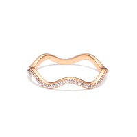 Milskye Bague ondulée à demi-pavé de diamant en pierre blanche plaquée or 18 carats de conception simple faite à la main