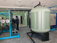 Système de filtration d'eau saumâtre personnalisable par osmose inverse, avec moteur de pompe contrôlé par PLC, 1000 L/heure, variateur de fréquence, contrôle du débit, garantie 1 an