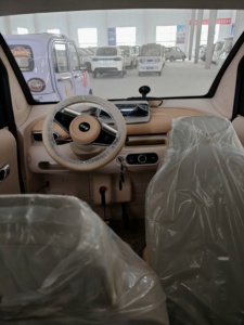 Vehículo eléctrico de baja velocidad BRT MengKe, mini coche eléctrico fabricado en China, gran éxito de ventas, interior beige, tablero beige. - Product Image 1