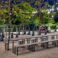Ensemble de table et tabourets longs en bois anticorrosion pour extérieur, idéal pour parc, cour, jardin, restaurant, villa, gîte, mobilier de loisirs