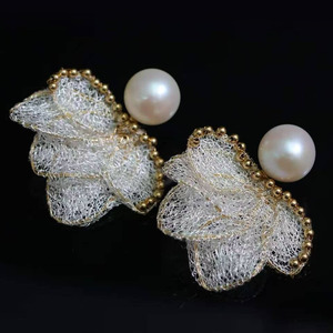 Pendientes Florales SGARIT Hechos a Mano en Oro de 14K, Diseño Italiano con Encaje Metálico, Perlas Naturales de Agua Dulce, Pendientes Colgantes con Flores en Capas - Product Image 2