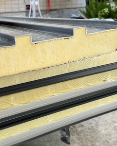 Tôle de toiture ondulée avec isolation thermique - Matériau de construction léger et durable - Product Image 3