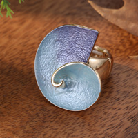 Bague Statement TR52 en émail pour femme, design moderne minimaliste, spirale et panneau contrastant, vente en gros