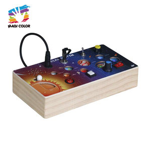 Tablero ocupado de madera del Sistema Solar-Juguete de actividad sensorial con temática espacial con interruptores de planetas y elementos interactivos para niños W12D636 - Product Image 2