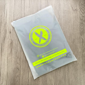 Sacs à fermeture éclair givrés avec logo vert fluorescent - Sacs d'emballage personnalisés pour vêtements et chaussures - Product Image 5